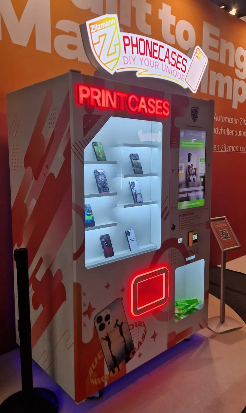 Máquina Snap Case iluminada, con fundas impresas en las estanterías